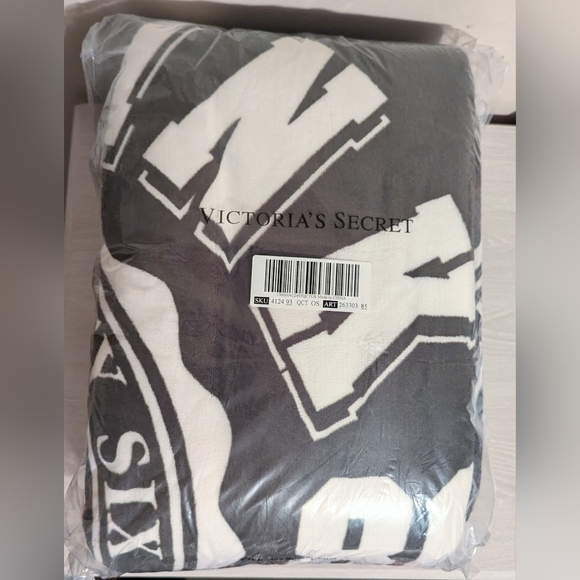 Victoria's Secret PINK Sherpa Blanket Vintage Green 60"X72" New 2021 - Picture 7 of 7